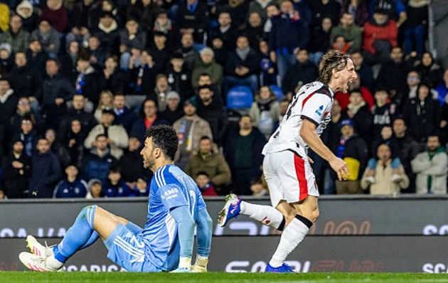 Milan vừa tho&aacute;t hiểm trước Pisa.