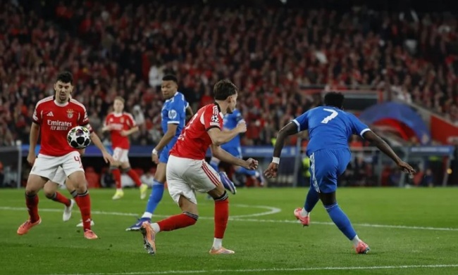 Vinicius ghi siêu phẩm cho Real.