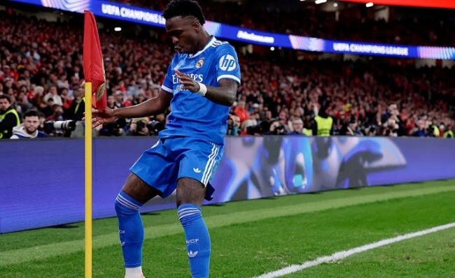 Vinicius ăn mừng bàn thắng.