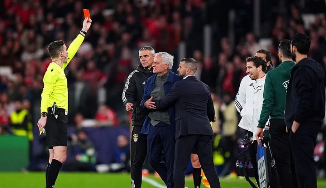 Ảnh bài viết Mourinho nhận thẻ đỏ vì phản ứng dữ dội ở trận thua Real Madrid