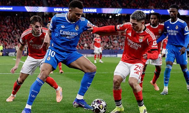 Ảnh bài viết Mbappe dằn mặt sao Benfica để bảo vệ Vinicius