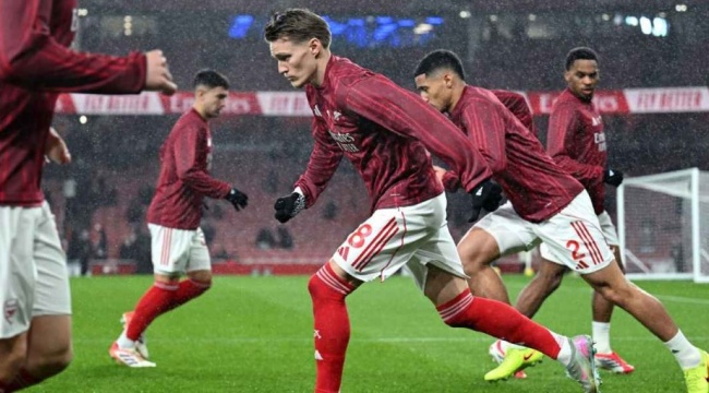 Các cầu thủ Arsenal khởi động trước trận.