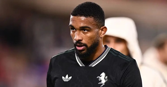  Bremer buộc phải rời s&acirc;n sớm v&igrave; chấn thương.