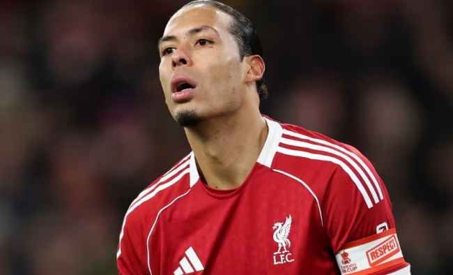 Van Dijk thất vọng khi Endo d&iacute;nh chấn thương.