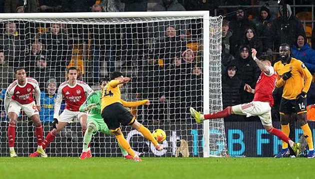 Lỗi sơ đẳng khiến Arsenal đánh rơi 2 điểm.