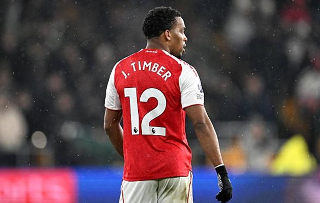 Jurrien Timber (6.2): Có thời điểm anh đi khập khiễng trên sân khiến người hâm mộ lo lắng, nhưng sau đó đã nhanh chóng ổn định lại. Đây không phải màn trình diễn quá nổi bật nhưng Timber vẫn thi đấu tròn vai ở hành lang cánh.

William Saliba (6.2): Một trận đấu khá nhàn nhã của trung vệ người Pháp. Anh duy trì sự điềm tĩnh và hầu như không cho các mũi nhọn của đối phương có cơ hội gây nguy hiểm trong phần lớn thời gian.

Gabriel Magalhaes (6.9): Mạnh mẽ và quyết liệt trong các tình huống không chiến để hóa giải các pha ném biên dài của Wolves. Anh có đường kiến tạo tinh tế cho Hincapie lập công, nhưng lại mắc lỗi thiếu phối hợp ăn ý với Raya trong tình huống dẫn đến bàn gỡ hòa 2-2.

Piero Hincapie (7.4): Hậu vệ này đã có một đêm thi đấu đầy cảm xúc. Sau pha xử lý kỹ thuật khiến Mosquera ngã lăn trên sân và một tình huống ngã trong vòng cấm bị trọng tài từ chối, anh đã tỏa sáng rực rỡ với cú dứt điểm chuẩn xác nâng tỷ số lên 2-0.

Martin Zubimendi (6.5): Thi đấu điềm tĩnh và đầy tự tin. Tân binh của Arsenal hiếm khi để mất bóng và cho thấy sự hiệu quả trong các pha tranh chấp bóng bổng hỗ trợ phòng ngự.

Declan Rice (7.1): Tiếp tục là nguồn năng lượng vô tận ở tuyến giữa. Rice chính là người tung quả tạt dọn cỗ cho Saka ghi bàn mở tỷ số và hoạt động không mệt mỏi từ vòng cấm đội nhà đến vòng cấm đối phương.

Bukayo Saka (7.9): Cầu thủ xuất sắc nhất bên phía Arsenal. Sau khi ký hợp đồng mới, Saka ngay lập tức tỏa sáng với bàn mở tỷ số đầy nhạy bén. Kỹ thuật rê dắt điêu luyện của anh luôn đặt hàng thủ Wolves vào tình trạng báo động đỏ.

Viktor Gyokeres (6.8): Một đêm đáng quên đối với tiền đạo này. Anh hoàn toàn bị cô lập và chỉ có vỏn vẹn 6 lần chạm bóng trong hiệp một. Tình hình cũng không mấy khả quan hơn trong hiệp hai trước khi anh bị thay ra.

Noni Madueke (6.8): Một trận đấu mờ nhạt của cựu cầu thủ chạy cánh Chelsea. Anh không tạo ra được nhiều đột biến và bị rút ra sân ở phút 65 sau khi không để lại dấu ấn đáng kể nào.

Gabriel Martinelli (6.4): Tiền đạo người Brazil có một ngày thi đấu dưới sức. Anh gặp rất nhiều khó khăn và thường xuyên thất thế trong các cuộc đối đầu tay đôi với Mosquera ở hành lang cánh trái.