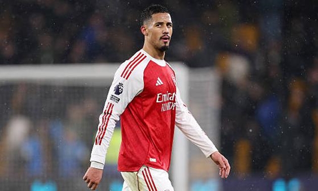 William Saliba (6.2): Một trận đấu khá nhàn nhã của trung vệ người Pháp. Anh duy trì sự điềm tĩnh và hầu như không cho các mũi nhọn của đối phương có cơ hội gây nguy hiểm trong phần lớn thời gian.

Gabriel Magalhaes (6.9): Mạnh mẽ và quyết liệt trong các tình huống không chiến để hóa giải các pha ném biên dài của Wolves. Anh có đường kiến tạo tinh tế cho Hincapie lập công, nhưng lại mắc lỗi thiếu phối hợp ăn ý với Raya trong tình huống dẫn đến bàn gỡ hòa 2-2.

Piero Hincapie (7.4): Hậu vệ này đã có một đêm thi đấu đầy cảm xúc. Sau pha xử lý kỹ thuật khiến Mosquera ngã lăn trên sân và một tình huống ngã trong vòng cấm bị trọng tài từ chối, anh đã tỏa sáng rực rỡ với cú dứt điểm chuẩn xác nâng tỷ số lên 2-0.

Martin Zubimendi (6.5): Thi đấu điềm tĩnh và đầy tự tin. Tân binh của Arsenal hiếm khi để mất bóng và cho thấy sự hiệu quả trong các pha tranh chấp bóng bổng hỗ trợ phòng ngự.

Declan Rice (7.1): Tiếp tục là nguồn năng lượng vô tận ở tuyến giữa. Rice chính là người tung quả tạt dọn cỗ cho Saka ghi bàn mở tỷ số và hoạt động không mệt mỏi từ vòng cấm đội nhà đến vòng cấm đối phương.

Bukayo Saka (7.9): Cầu thủ xuất sắc nhất bên phía Arsenal. Sau khi ký hợp đồng mới, Saka ngay lập tức tỏa sáng với bàn mở tỷ số đầy nhạy bén. Kỹ thuật rê dắt điêu luyện của anh luôn đặt hàng thủ Wolves vào tình trạng báo động đỏ.

Viktor Gyokeres (6.8): Một đêm đáng quên đối với tiền đạo này. Anh hoàn toàn bị cô lập và chỉ có vỏn vẹn 6 lần chạm bóng trong hiệp một. Tình hình cũng không mấy khả quan hơn trong hiệp hai trước khi anh bị thay ra.

Noni Madueke (6.8): Một trận đấu mờ nhạt của cựu cầu thủ chạy cánh Chelsea. Anh không tạo ra được nhiều đột biến và bị rút ra sân ở phút 65 sau khi không để lại dấu ấn đáng kể nào.

Gabriel Martinelli (6.4): Tiền đạo người Brazil có một ngày thi đấu dưới sức. Anh gặp rất nhiều khó khăn và thường xuyên thất thế trong các cuộc đối đầu tay đôi với Mosquera ở hành lang cánh trái.