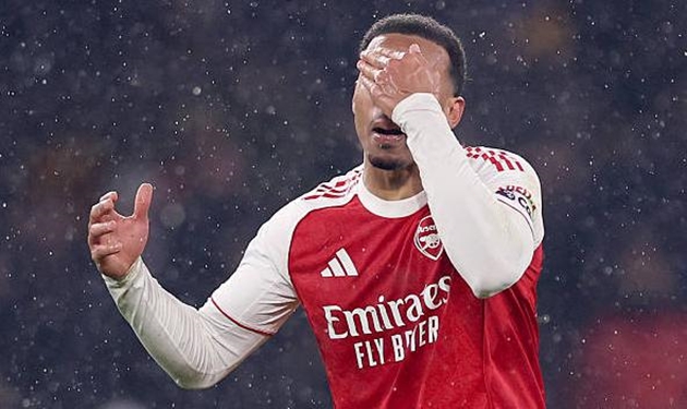 Gabriel Magalhaes (6.9): Mạnh mẽ và quyết liệt trong các tình huống không chiến để hóa giải các pha ném biên dài của Wolves. Anh có đường kiến tạo tinh tế cho Hincapie lập công, nhưng lại mắc lỗi thiếu phối hợp ăn ý với Raya trong tình huống dẫn đến bàn gỡ hòa 2-2.

Piero Hincapie (7.4): Hậu vệ này đã có một đêm thi đấu đầy cảm xúc. Sau pha xử lý kỹ thuật khiến Mosquera ngã lăn trên sân và một tình huống ngã trong vòng cấm bị trọng tài từ chối, anh đã tỏa sáng rực rỡ với cú dứt điểm chuẩn xác nâng tỷ số lên 2-0.

Martin Zubimendi (6.5): Thi đấu điềm tĩnh và đầy tự tin. Tân binh của Arsenal hiếm khi để mất bóng và cho thấy sự hiệu quả trong các pha tranh chấp bóng bổng hỗ trợ phòng ngự.

Declan Rice (7.1): Tiếp tục là nguồn năng lượng vô tận ở tuyến giữa. Rice chính là người tung quả tạt dọn cỗ cho Saka ghi bàn mở tỷ số và hoạt động không mệt mỏi từ vòng cấm đội nhà đến vòng cấm đối phương.

Bukayo Saka (7.9): Cầu thủ xuất sắc nhất bên phía Arsenal. Sau khi ký hợp đồng mới, Saka ngay lập tức tỏa sáng với bàn mở tỷ số đầy nhạy bén. Kỹ thuật rê dắt điêu luyện của anh luôn đặt hàng thủ Wolves vào tình trạng báo động đỏ.

Viktor Gyokeres (6.8): Một đêm đáng quên đối với tiền đạo này. Anh hoàn toàn bị cô lập và chỉ có vỏn vẹn 6 lần chạm bóng trong hiệp một. Tình hình cũng không mấy khả quan hơn trong hiệp hai trước khi anh bị thay ra.

Noni Madueke (6.8): Một trận đấu mờ nhạt của cựu cầu thủ chạy cánh Chelsea. Anh không tạo ra được nhiều đột biến và bị rút ra sân ở phút 65 sau khi không để lại dấu ấn đáng kể nào.

Gabriel Martinelli (6.4): Tiền đạo người Brazil có một ngày thi đấu dưới sức. Anh gặp rất nhiều khó khăn và thường xuyên thất thế trong các cuộc đối đầu tay đôi với Mosquera ở hành lang cánh trái.