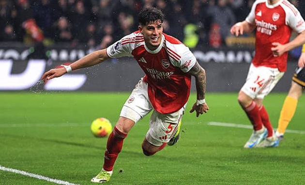 Piero Hincapie (7.4): Hậu vệ này đã có một đêm thi đấu đầy cảm xúc. Sau pha xử lý kỹ thuật khiến Mosquera ngã lăn trên sân và một tình huống ngã trong vòng cấm bị trọng tài từ chối, anh đã tỏa sáng rực rỡ với cú dứt điểm chuẩn xác nâng tỷ số lên 2-0.

Martin Zubimendi (6.5): Thi đấu điềm tĩnh và đầy tự tin. Tân binh của Arsenal hiếm khi để mất bóng và cho thấy sự hiệu quả trong các pha tranh chấp bóng bổng hỗ trợ phòng ngự.

Declan Rice (7.1): Tiếp tục là nguồn năng lượng vô tận ở tuyến giữa. Rice chính là người tung quả tạt dọn cỗ cho Saka ghi bàn mở tỷ số và hoạt động không mệt mỏi từ vòng cấm đội nhà đến vòng cấm đối phương.

Bukayo Saka (7.9): Cầu thủ xuất sắc nhất bên phía Arsenal. Sau khi ký hợp đồng mới, Saka ngay lập tức tỏa sáng với bàn mở tỷ số đầy nhạy bén. Kỹ thuật rê dắt điêu luyện của anh luôn đặt hàng thủ Wolves vào tình trạng báo động đỏ.

Viktor Gyokeres (6.8): Một đêm đáng quên đối với tiền đạo này. Anh hoàn toàn bị cô lập và chỉ có vỏn vẹn 6 lần chạm bóng trong hiệp một. Tình hình cũng không mấy khả quan hơn trong hiệp hai trước khi anh bị thay ra.

Noni Madueke (6.8): Một trận đấu mờ nhạt của cựu cầu thủ chạy cánh Chelsea. Anh không tạo ra được nhiều đột biến và bị rút ra sân ở phút 65 sau khi không để lại dấu ấn đáng kể nào.

Gabriel Martinelli (6.4): Tiền đạo người Brazil có một ngày thi đấu dưới sức. Anh gặp rất nhiều khó khăn và thường xuyên thất thế trong các cuộc đối đầu tay đôi với Mosquera ở hành lang cánh trái.