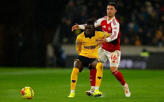 Martin Zubimendi (6.5): Thi đấu điềm tĩnh và đầy tự tin. Tân binh của Arsenal hiếm khi để mất bóng và cho thấy sự hiệu quả trong các pha tranh chấp bóng bổng hỗ trợ phòng ngự.

Declan Rice (7.1): Tiếp tục là nguồn năng lượng vô tận ở tuyến giữa. Rice chính là người tung quả tạt dọn cỗ cho Saka ghi bàn mở tỷ số và hoạt động không mệt mỏi từ vòng cấm đội nhà đến vòng cấm đối phương.

Bukayo Saka (7.9): Cầu thủ xuất sắc nhất bên phía Arsenal. Sau khi ký hợp đồng mới, Saka ngay lập tức tỏa sáng với bàn mở tỷ số đầy nhạy bén. Kỹ thuật rê dắt điêu luyện của anh luôn đặt hàng thủ Wolves vào tình trạng báo động đỏ.

Viktor Gyokeres (6.8): Một đêm đáng quên đối với tiền đạo này. Anh hoàn toàn bị cô lập và chỉ có vỏn vẹn 6 lần chạm bóng trong hiệp một. Tình hình cũng không mấy khả quan hơn trong hiệp hai trước khi anh bị thay ra.

Noni Madueke (6.8): Một trận đấu mờ nhạt của cựu cầu thủ chạy cánh Chelsea. Anh không tạo ra được nhiều đột biến và bị rút ra sân ở phút 65 sau khi không để lại dấu ấn đáng kể nào.

Gabriel Martinelli (6.4): Tiền đạo người Brazil có một ngày thi đấu dưới sức. Anh gặp rất nhiều khó khăn và thường xuyên thất thế trong các cuộc đối đầu tay đôi với Mosquera ở hành lang cánh trái.