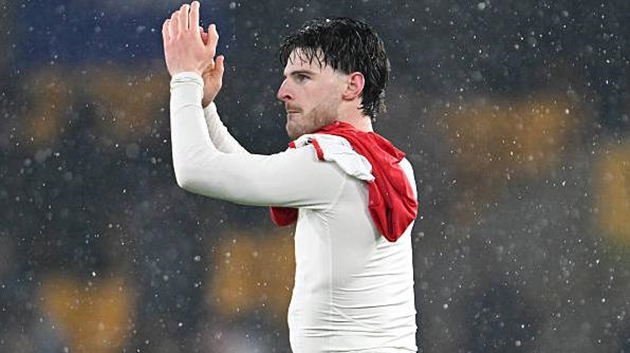 Declan Rice (7.1): Tiếp tục là nguồn năng lượng vô tận ở tuyến giữa. Rice chính là người tung quả tạt dọn cỗ cho Saka ghi bàn mở tỷ số và hoạt động không mệt mỏi từ vòng cấm đội nhà đến vòng cấm đối phương.

Bukayo Saka (7.9): Cầu thủ xuất sắc nhất bên phía Arsenal. Sau khi ký hợp đồng mới, Saka ngay lập tức tỏa sáng với bàn mở tỷ số đầy nhạy bén. Kỹ thuật rê dắt điêu luyện của anh luôn đặt hàng thủ Wolves vào tình trạng báo động đỏ.

Viktor Gyokeres (6.8): Một đêm đáng quên đối với tiền đạo này. Anh hoàn toàn bị cô lập và chỉ có vỏn vẹn 6 lần chạm bóng trong hiệp một. Tình hình cũng không mấy khả quan hơn trong hiệp hai trước khi anh bị thay ra.

Noni Madueke (6.8): Một trận đấu mờ nhạt của cựu cầu thủ chạy cánh Chelsea. Anh không tạo ra được nhiều đột biến và bị rút ra sân ở phút 65 sau khi không để lại dấu ấn đáng kể nào.

Gabriel Martinelli (6.4): Tiền đạo người Brazil có một ngày thi đấu dưới sức. Anh gặp rất nhiều khó khăn và thường xuyên thất thế trong các cuộc đối đầu tay đôi với Mosquera ở hành lang cánh trái.