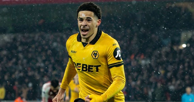 Tom Edozie phá lưới Arsenal trong trận ra mắt Ngoại hạng Anh.