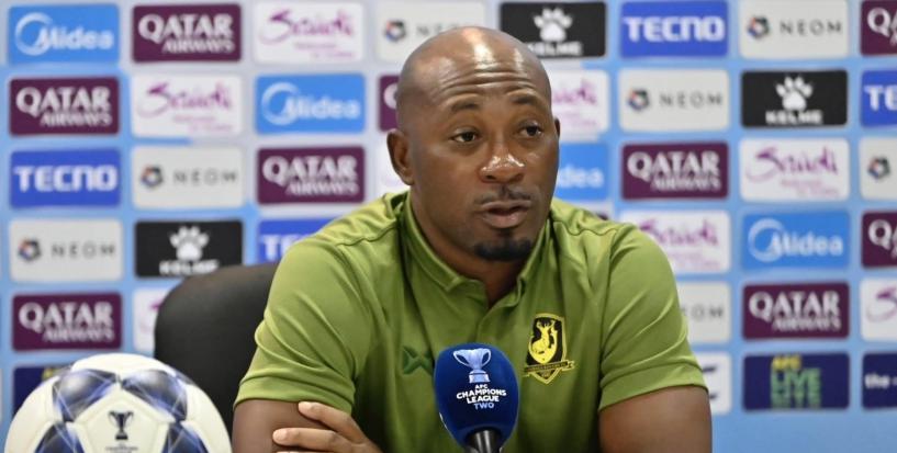 &Ocirc;ng Robert Eziakor h&agrave;i l&ograve;ng với c&aacute;c học tr&ograve;.