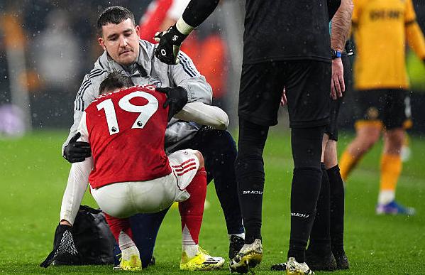 Leandro Trossard d&iacute;nh chấn thương trong trận đấu với Wolves.