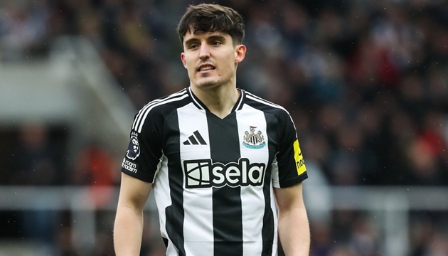 Man City theo đuổi Livramento.