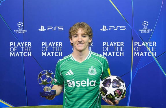 Anthony Gordon tỏa sáng giúp Newcastle sáng cửa đi tiếp.