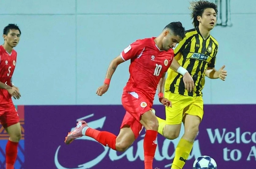 Leo Artur cũng d&iacute;nh thẻ đỏ.