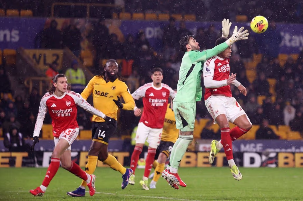 Ảnh bài viết Alan Smith chỉ trích Trossard và David Raya sau trận hòa Wolves