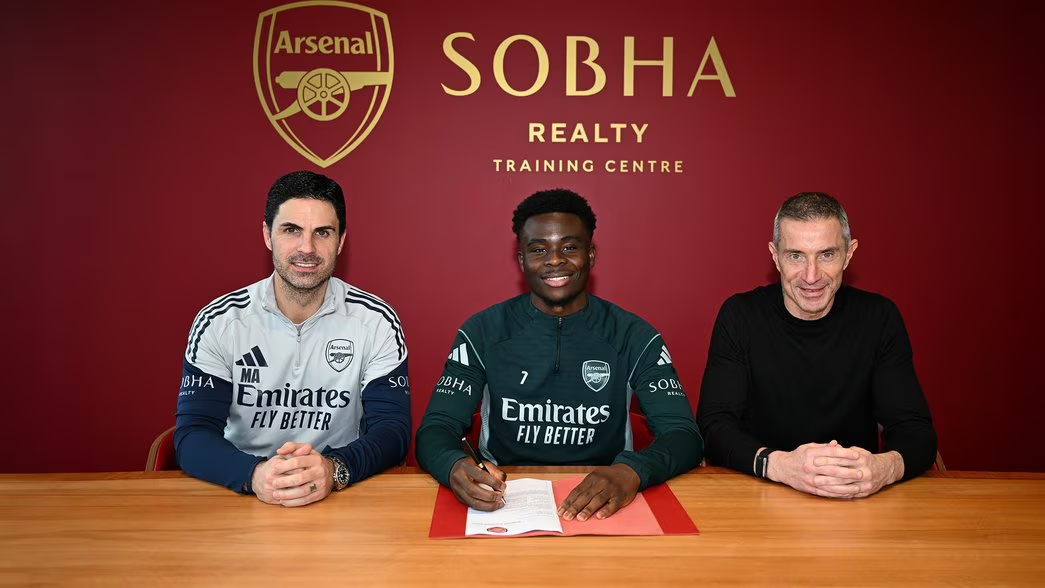 Bukayo Saka vừa đặt bút gia hạn với Arsenal.