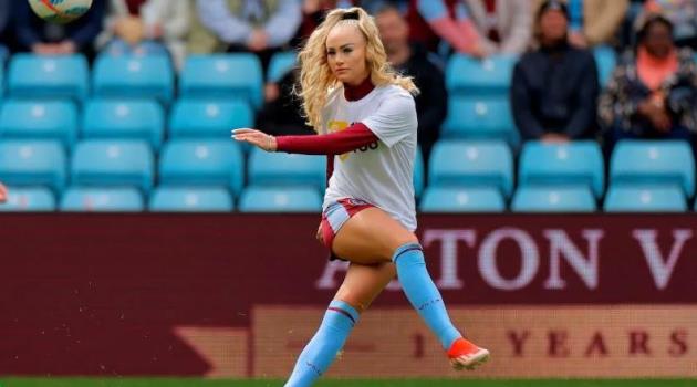 Alisha Lehmann ng&agrave;y c&ograve;n ở Aston Villa.