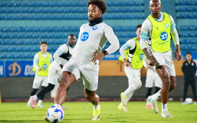 Xu&acirc;n Son v&agrave; Nam Định trở lại tập luyện.