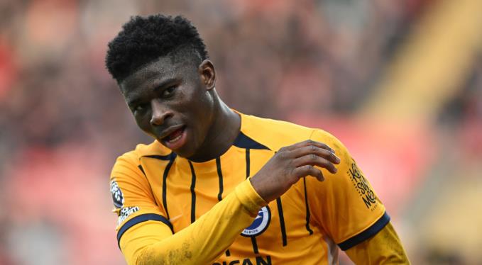 Ảnh bài viết Baleba thừa nhận áp lực vì tin đồn gia nhập Man Utd