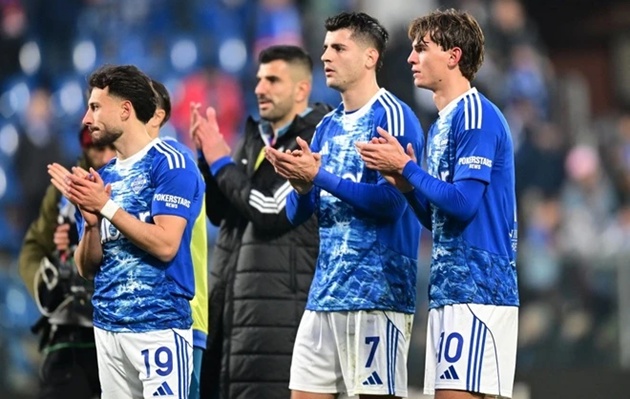 Como đang bay cao cùng Fabregas.