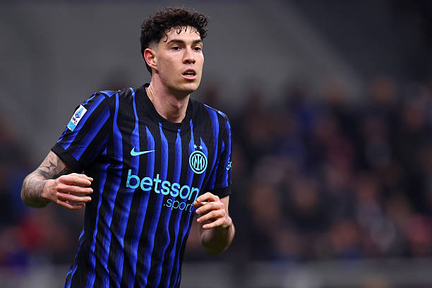 Bastoni sở hữu khả năng chơi ch&acirc;n tốt, yếu tố hứa hẹn gi&uacute;p anh th&iacute;ch nghi nhanh ch&oacute;ng với lối chơi lu&acirc;n chuyển b&oacute;ng li&ecirc;n tục của Barcelona.