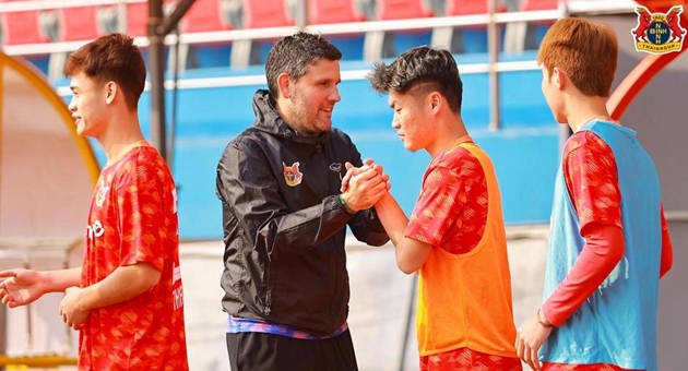 Nhiều đội bóng trở lại tập luyện vào mùng 4 Tết.