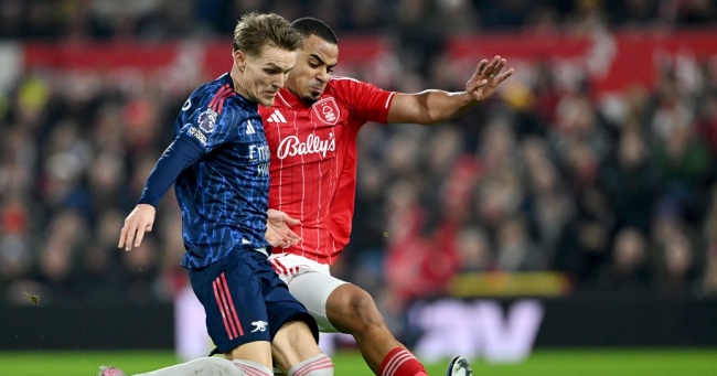 Odegaard trong m&agrave;u &aacute;o Arsenal.