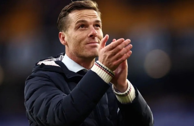 HLV Scott Parker khen ngợi Rosenior.