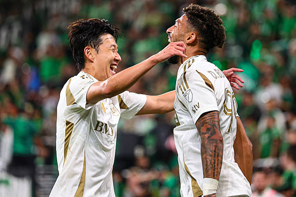 Son Heung-min đang cho thấy sự kết hợp ăn &yacute; với Denis Bouanga.