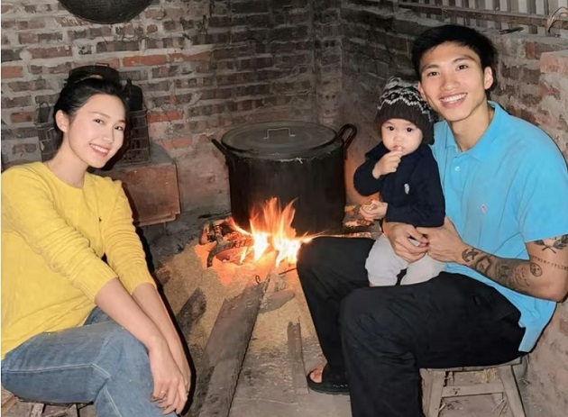 Ảnh bài viết Văn Hậu thư giãn bên vợ con trước ngày đấu Thanh Hóa