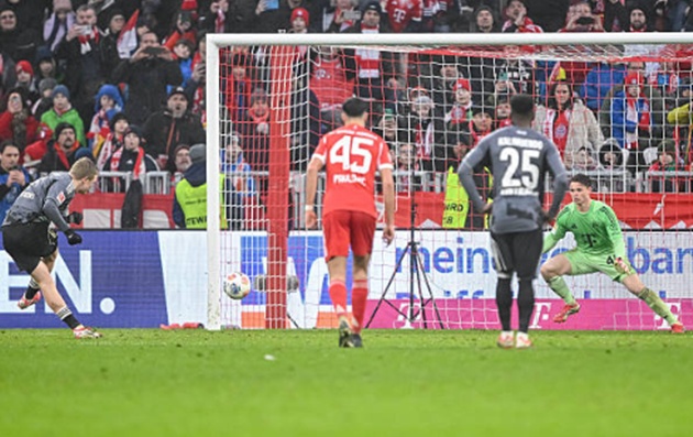 Frankfurt nỗ lực gỡ lại 2 b&agrave;n.