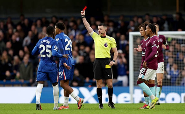 Fofana nhận thẻ đỏ khiến Chelsea đánh mất thế trận.