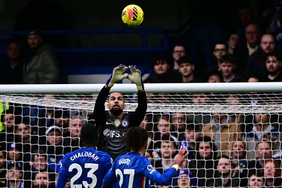 Robert Sanchez (7.0): Một trận đấu kh&aacute; bận rộn của Sanchez d&ugrave; b&agrave;n thua kh&ocirc;ng c&oacute; lỗi của anh. Thủ th&agrave;nh người T&acirc;y Ban Nha c&oacute; v&agrave;i pha cứu thua tốt trước c&aacute;c c&uacute; s&uacute;t xa của Burnley. Tuy nhi&ecirc;n, anh vẫn mang đến sự hồi hộp nhất định cho c&aacute;c cổ động vi&ecirc;n nh&agrave; ở những t&igrave;nh huống xử l&yacute; b&oacute;ng bằng ch&acirc;n dưới &aacute;p lực của tiền đạo đối phương.