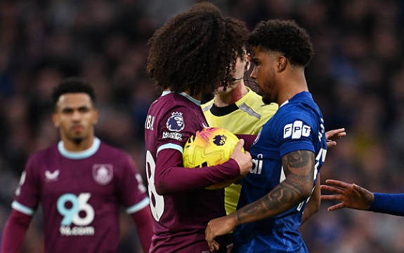 Andrey Santos (6.7): Một trận đấu tr&ograve;n vai của tiền vệ trẻ người Brazil. Santos chơi đơn giản, đảm bảo an to&agrave;n cho khu vực giữa s&acirc;n v&agrave; kh&ocirc;ng thực hiện qu&aacute; nhiều pha xử l&yacute; mạo hiểm. Anh l&agrave; chất kết d&iacute;nh cần thiết để Chelsea duy tr&igrave; sự c&acirc;n bằng trước khi phải l&ugrave;i s&acirc;u ph&ograve;ng thủ.