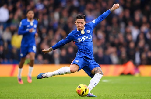 Enzo Fernandez (6.4): Được bố tr&iacute; chơi dạt sang c&aacute;nh phải, Enzo Fernandez tỏ ra kh&ocirc;ng thực sự thoải m&aacute;i. Anh kh&ocirc;ng thể ph&aacute;t huy khả năng điều tiết v&agrave; kiến thiết từ vị tr&iacute; n&agrave;y. Suốt thời gian tr&ecirc;n s&acirc;n, tiền vệ người Argentina đ&oacute;ng g&oacute;p kh&aacute; mờ nhạt v&agrave;o lối chơi chung của to&agrave;n đội.