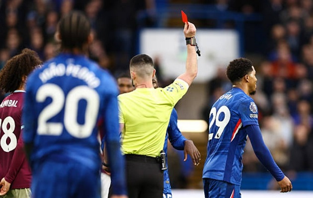 Tấm thẻ đỏ của Fofana là bước ngoặt của trận đấu.