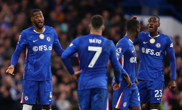 Chelsea mất điểm đ&aacute;ng tiếc trước Burnley.