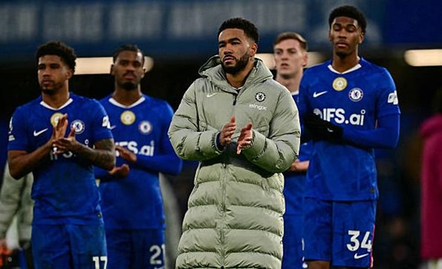 Reece James rời s&acirc;n sớm ở trận đấu với Burnley.