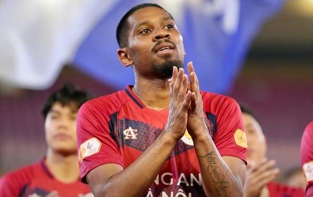 Ảnh bài viết Quang Vinh bác bỏ tin đồn cạnh tranh vị trí với Văn Hậu