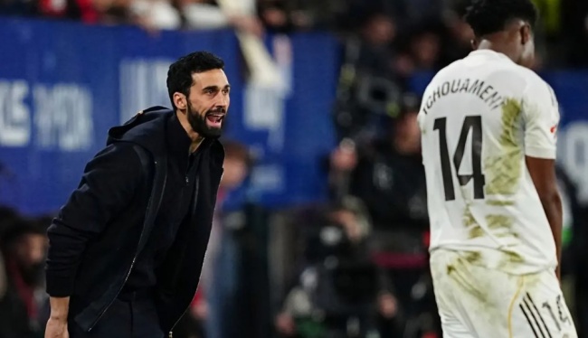 Arbeloa c&ugrave;ng Real bại trận.