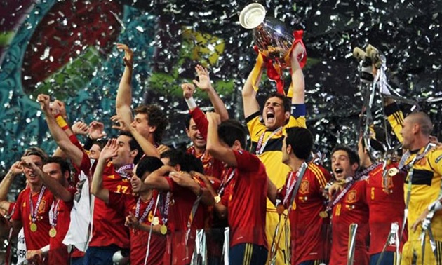 La Roja bảo vệ th&agrave;nh c&ocirc;ng chức v&ocirc; địch EURO năm 2012.