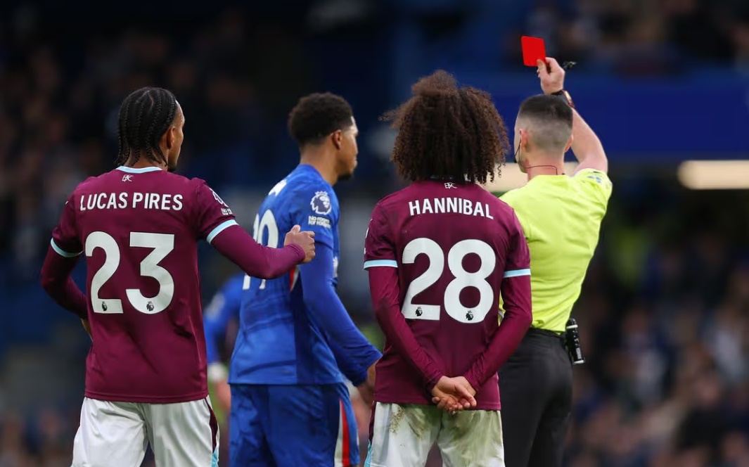 Fofana bị ph&acirc;n biệt chủng tộc sau khi nhận thẻ đỏ ở trận gặp Burnley.