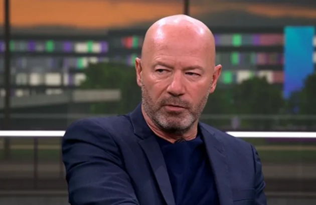 Shearer chỉ tr&iacute;ch t&acirc;n binh h&agrave;ng c&ocirc;ng của Newcastle.