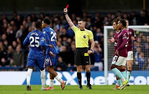 Tấm thẻ đỏ của Wesley Fofana kh&ocirc;ng phải điều khiến Liam Rosenior đau đầu.