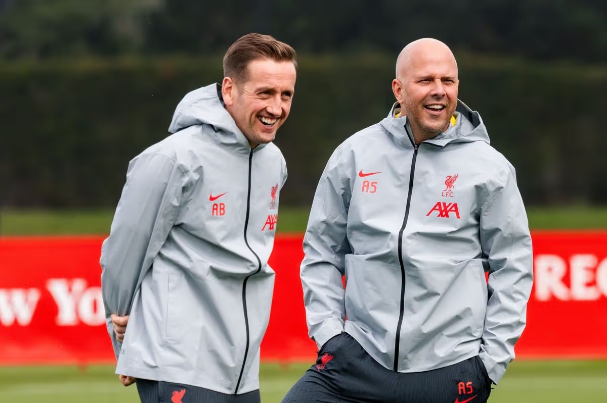 Aaron Briggs v&agrave; Arne Slot khi c&ugrave;ng l&agrave;m việc tại Liverpool.