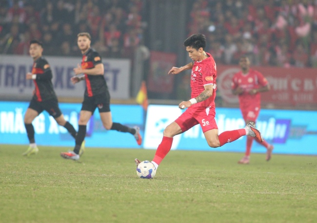 Văn Hậu thể hiện đẳng cấp khi t&aacute;i xuất.