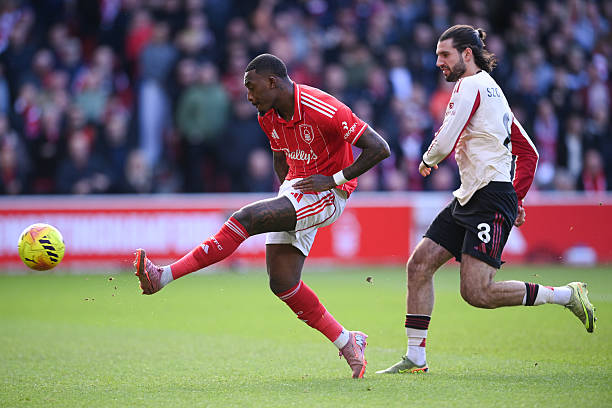 Nottingham đang lấn &aacute;t ho&agrave;n to&agrave;n Liverpool. 